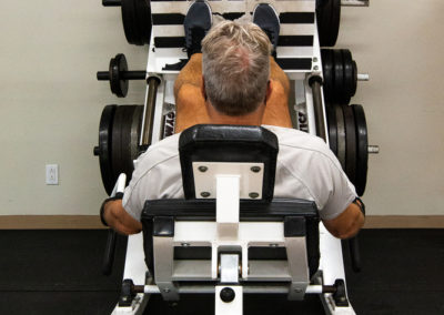 Installation de fitness moderne offrant une gamme complète d'équipements de musculation