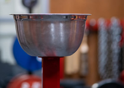 Chaudron en métal sur un socle rouge avec une feuille d'érable, symbolisant le Canada